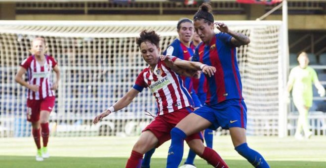 El Atlético de Madrid contra el FC Barcelona en un partido de la Primera División Femenina. / EFE