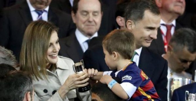 La reina Letizia y el rey Felipe VI en la final de la Copa del Rey de 2016 en el Vicente Calderón. / EFE
