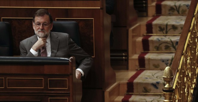 El presidente del Gobierno, Mariano Rajoy, en su escaño, durante la sesión de control en el Pleno del Congreso de los Diputados. REUTERS/Juan Medina