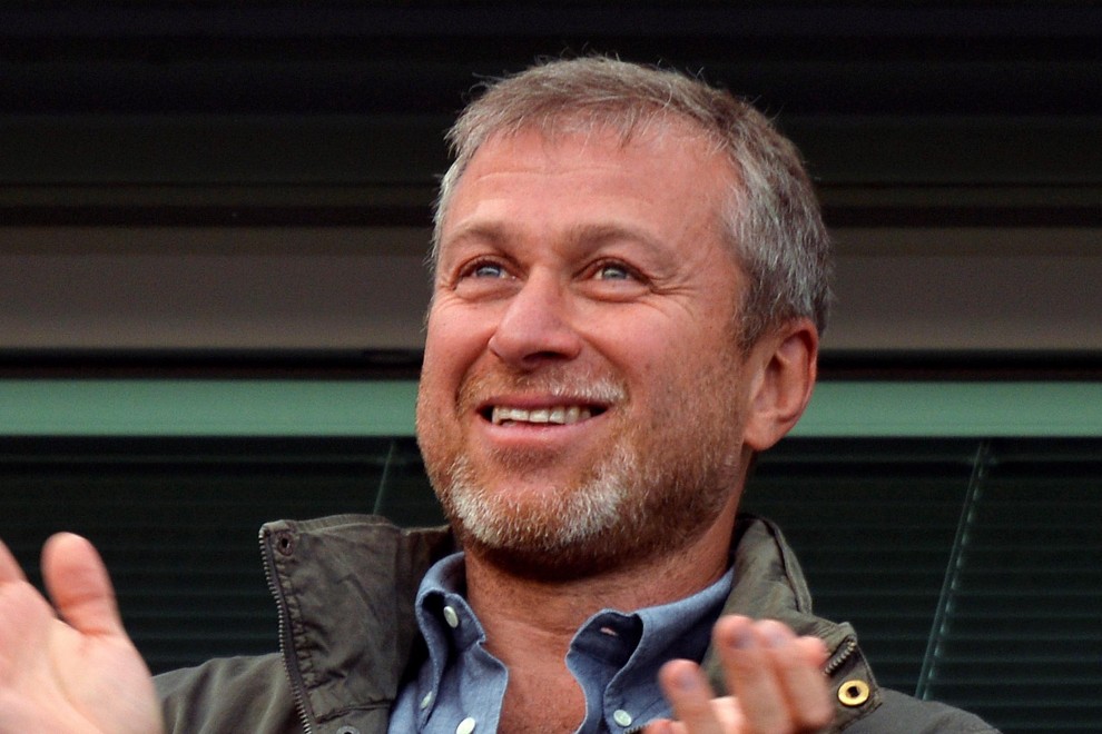 El millonario propietario del club de fútbol Chelsea Roman Abramovich applaude durante un partido de la Premier League inglesa. REUTERS/Toby Melville