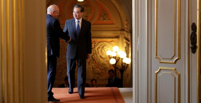 El ministro de Exteriores chino, Wang Yi, es recibido por su homólogo portugués Augusto Santos Silva en el Palacio Necessidades, en Lisboa. REUTERS/Rafael Marchante