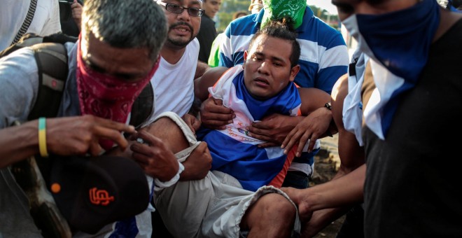 Uno de los heridos durante las protestas - REUTERS