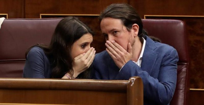 31/05/2018.- El líder de Unidos Podemos, Pablo Iglesias, y la portavoz Irene Montero, durante la primera jornada de la moción de censura presentada por el PSOE contra el presidente del Gobierno, Mariano Rajoy, hoy en el Congreso. EFE/JJ Guillén