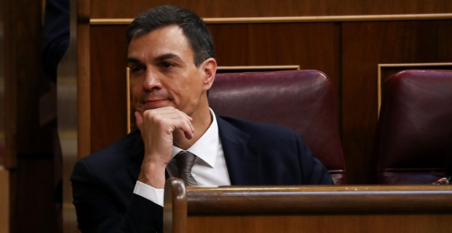 El líder socialista Pedro Sanchez escucha desde los escaños de su grupo la intervención del presidente del Gobierno, Mariano Rajoy, durante el debate de la moción de censura. REUTERS/Sergio Perez