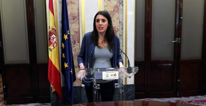 31/05/2018.- La portavoz de Podemos en el Congreso Irene Montero, en rueda de prensa en el Escritorio en la primera jornada de la moción de censura presentada por su partido contra el presidente del Gobierno, Mariano Rajoy. EFE/ JJ Guillén