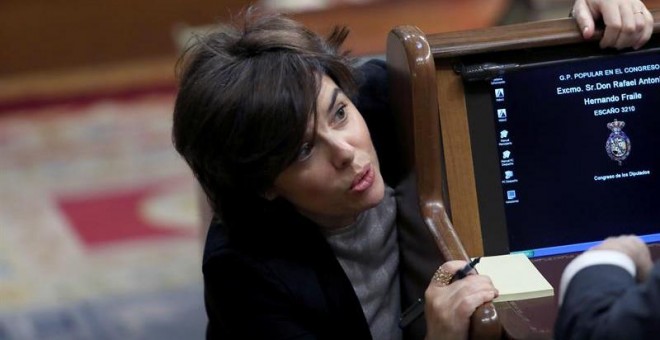 La vicepresidenta del Gobierno, Soraya Sáenz de Santamaría, momentos antes de reanudarse esta tarde el debate de la moción de censura contra el presidente del Gobierno, Mariano Rajoy - EFE