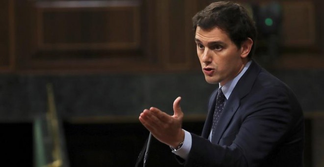 El líder de Ciudadanos, Albert Rivera, durante su intervención en el debate de la moción de censura presentada por el PSOE contra el presidente del Gobierno, Mariano Rajoy, esta tarde en el Congreso de los Diputados. EFE/Kiko Huesca