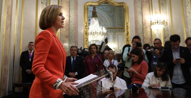 La secretaria general del PP y ministra de Defensa, Maria Dolores de Cospedal, hace unas declaraciones a los periodistas durante el debate de la moción de censura contra Mariano Rajoy. REUTERS/Susana Vera