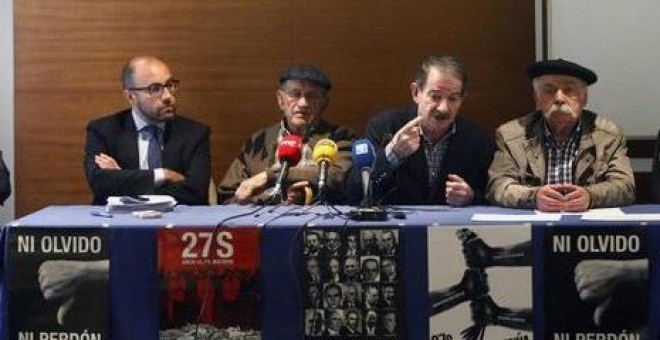 Gerardo Iglesias, Faustino Sánchez y Vicente Gutiérrez presentan en Asturias tres querellas contra el policía franquista Pascual Honrado. / La Comuna d'Asturies (Ceaqua)