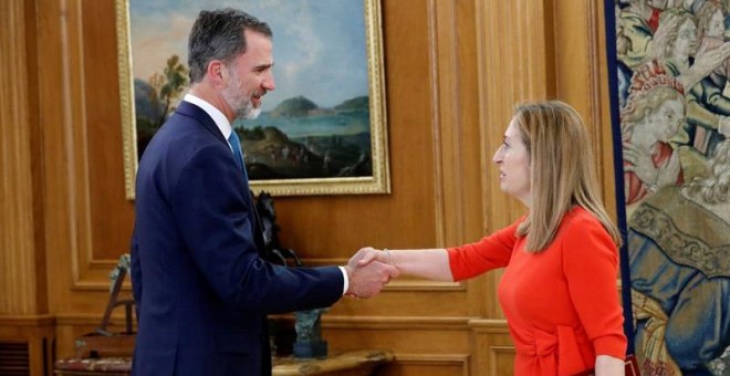 01/06/2018.- El rey Felipe recibe a la presidenta del Congreso, Ana Pastor, quien le ha comunicado formalmente la investidura de Pedro Sánchez como presidente del Gobierno al prosperar la moción de censura contra Mariano Rajoy. EFE/Casa S.M. El Rey/FRANCI