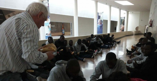 Voluntarios y ONGs reparten alimentos a los 54 migrantes abandonados en la estación de autobús de Granada.- AYUNTAMIENTO DE GRANADA
