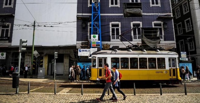 Turistas caminan en Lisboa - AFP/ PATRICIA DE MELO MOREIRA