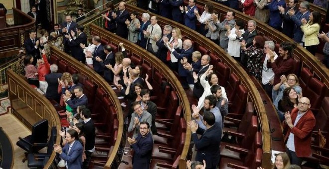 El secretario general del PSOE Pedro Sánchez, es aplaudido por parte del hemiciclo del Congreso, tras el debate de la moción de censura presentada por su partido. EFE/Emilio Naranjo***POOL***