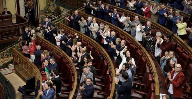 El secretario general del PSOE Pedro Sánchez, es aplaudido por parte del hemiciclo del Congreso, tras el debate de la moción de censura presentada por su partido. EFE/Emilio Naranjo***POOL***