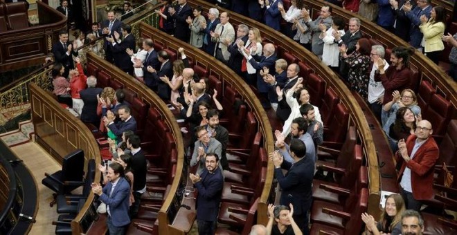 El secretario general del PSOE Pedro Sánchez, es aplaudido por parte del hemiciclo del Congreso, tras el debate de la moción de censura presentada por su partido. EFE/Emilio Naranjo***POOL***