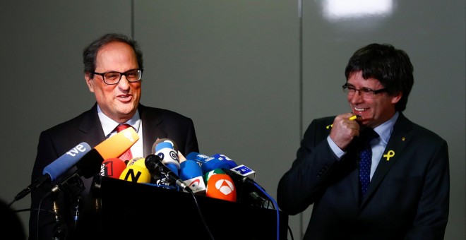 El presindent de la Generalitat Quim Torra y su predecesor Carles Puigdemont, en una rueda de prensa en Berlín. REUTERS/Hannibal Hanschke