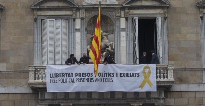 Trabajadores de la Generalitat colocan en el balcon del Palau una pancarta pidiendo la libertad de los politicos presos tras el acto de posesiÃ³n del nuevo Govern. EFE/Quique GarcÃ­a