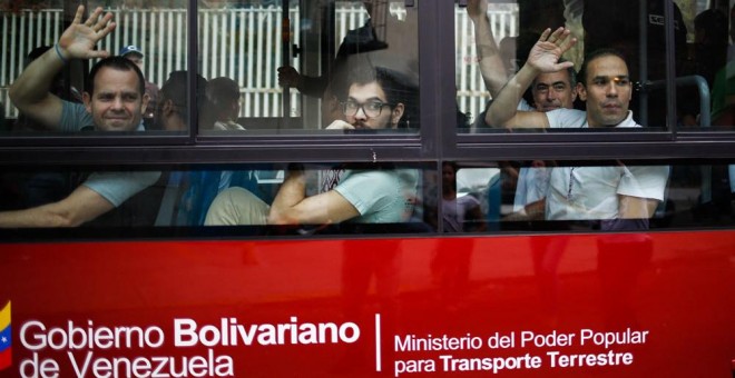 Un grupo de políticos presos son trasladados desde la sede del Servicio Bolivariano de Inteligencia (Sebin) a la Cancillería venezolana. EFE