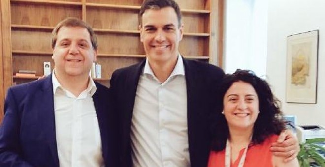 Pedro Sánchez, con su jefe de Gabinete, Juanma Serrano, y su directora de Comunicación, Maritcha Ruiz Mateos. TWITTER