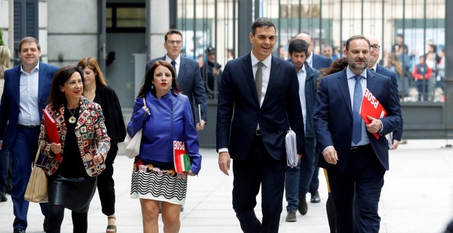 Pedro Sánchez, acompañado por Adriana Lastra, José Luis Ábalos, Margarita Robles, llegando a la primera sesión del  debate de la moción de censura. En segunda fila, a la izquierda, Juanma Serrano. EFE