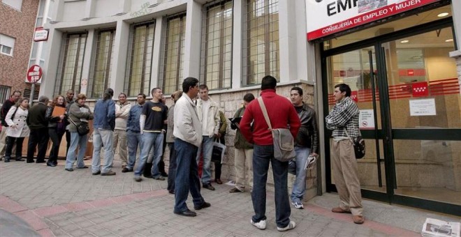 Un grupo de jóvenes hace cola en una sede del Servicio de Empleo.-EFE/Emilio Naranjo