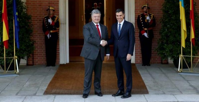 El presidente del Gobierno, Pedro Sánchez, recibe al presidente de Ucrania en el escalinata de La Moncloa. (SUSANA VERA | REUTERS)