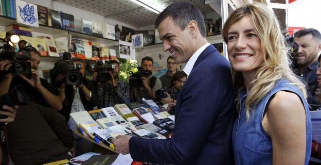 Pedro Sánchez durante su visita a la 75 edición de la Feria del Libro de Madrid.- EFE