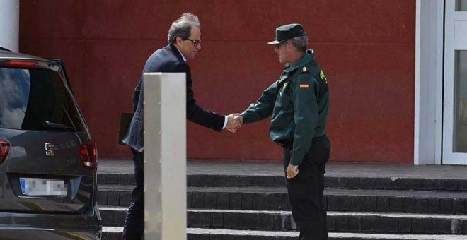 El presidente de la Generalitat de Cataluña, Quim Torra (i), saluda a un guardia civil a su llegada hoy a la cárcel madrileña de Estremera para visitar por segunda vez en quince días a los exconsellers Oriol Junqueras, Jordi Turull, Joaquim Forn, Josep Ru