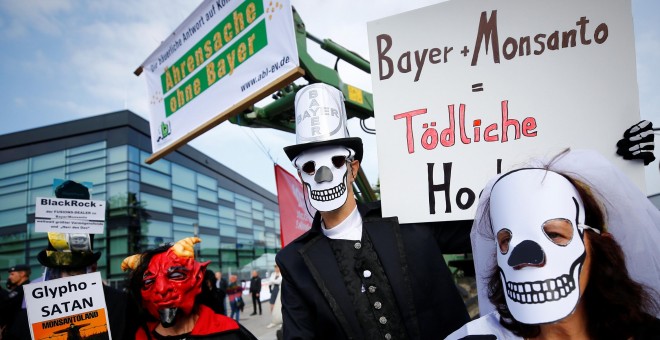 Protesta contra la fusión de Bayer y Monsanto en el exterior de la reunión de la junta de accionistas del fabricante alemán de productos farmacéuticos y químicos, en Bonn. REUTERS / Wolfgang Rattay
