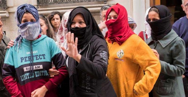 Las nueve temporeras inmigrantes que han denunciando ante la Guardia Civil en las últimas horas presuntos abusos laborales y sexuales, a las puertas de la Inspección de Trabajo de Huelva tras comparecer ante los medios de comunicación. (JULIÁN PÉREZ | EFE