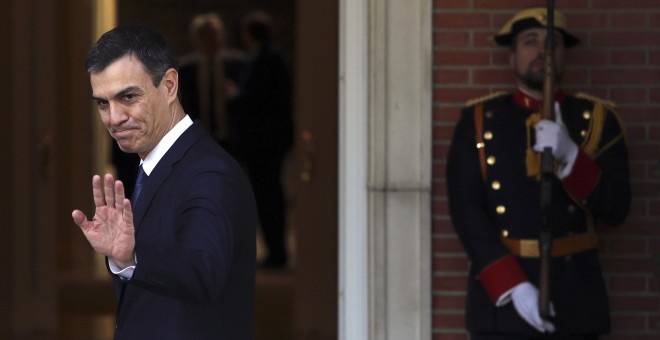 El presidente del Gobierno, Pedro Sánchez, en la entada del  Palacio de la Moncloa para recibir al presidente de Ucrania, Petro Poroshenko , en su primer acto oficial tras la toma de posesión de su cargo este sábado. EFE/Ballesteros