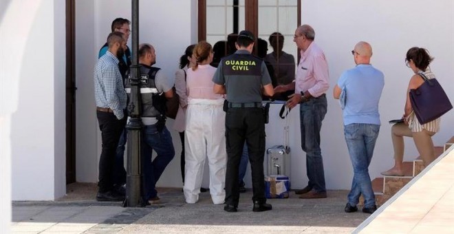 Agentes de la Guardia Civil en las inmediaciones del domicilio en Betancuria (Fuerteventura) donde una joven de 21 años ha sido encontrada muerta con signos de violencia. / EFE