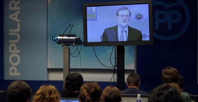 Los informadores siguen a través de un monitor la intervención del líder del PP, Mariano Rajoy, en la reunión del Comité Ejecutivo Nacional del partido, la primera tras  perder el Gobierno en una moción de censura. EFE/ Ballesteros