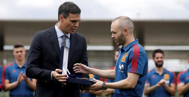 El presidente del gobierno Pedro Sánchez y el centrocampista Andrés Iniesta, durante la visita del presidente al combinado español tras el entrenamiento de la Selección Española en la Ciudad del Fútbol de las Rozas. - EFE