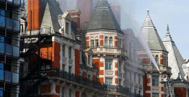 Bomberos apagando el incendio en el hotel Mandarin Oriental de Londres./REUTERS