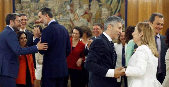 El rey departe con Màxim Huerta y otros ministros tras la toma de posesión. (EFE)