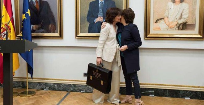 La vicepresidenta del gobierno y ministra de Presidencia e Igualdad Carmen Calvo, recibe la cartera de la exvicepresidenta Soraya Sáez de Santamaría. (LUCA PERGIOVANNI | EFE)