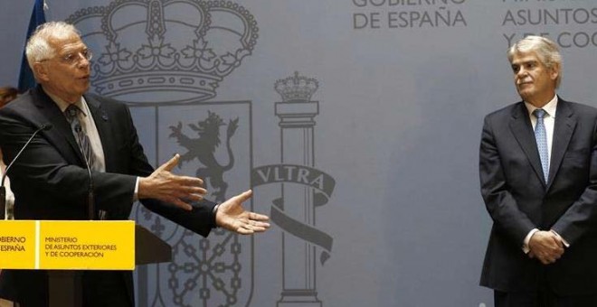 El ministro de Asuntos Exteriores Josep Borrell, y el exministro de Asuntos Exteriores Alfonso Dastis, en la ceremonia de traspaso de carteras en el Palacio de Santa Cruz en Madrid. (JAVIER LIZÓN | EFE)