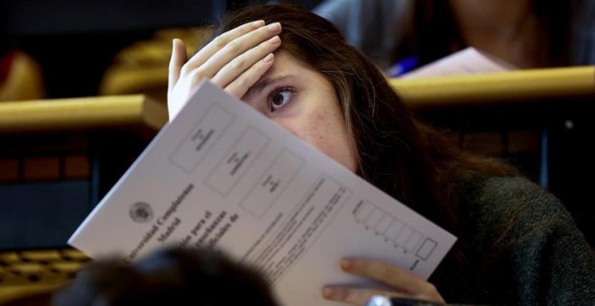 Una estudiante espera para realizar los exámenes de la Evaluación de Bachillerato para el Acceso a la Universidad, en la Facultad de Odontología de la Universidad Complutense de Madrid. - EFE