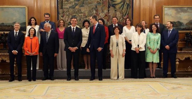 Los nuevos ministros, acompañados del Rey Felipe Felipe VI (c), y el presidente del gobierno Pedro Sánchez. /EFE