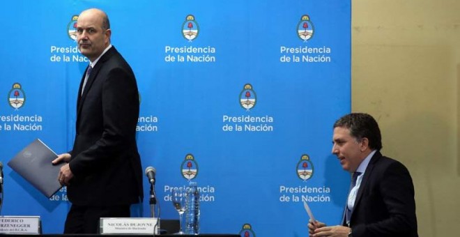 El presidente del Banco Central (izquierda) y el ministro de Hacienda, Nicolás Dujovne, (derecha) llegan a la conferencia de prensa en la que presentaron el acuerdo con el FMI. (MARCOS BRINDICCI | REUTERS)