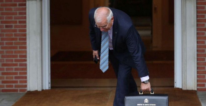 Josep Borrell recoge su cartera a su llegada al primer Consejo del nuevo Gobierno. REUTERS/Susana Vera