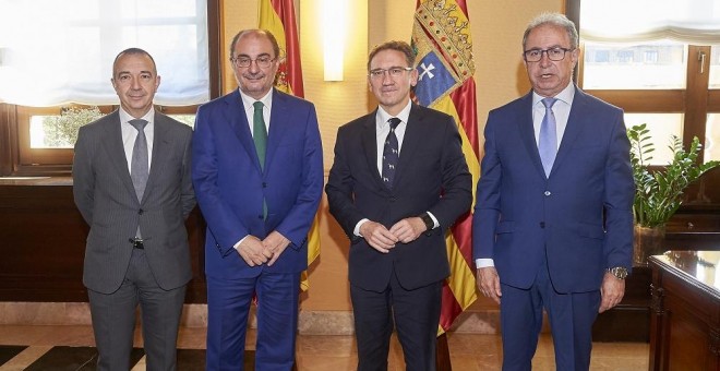 De izquierda a derecha: el consejero de Hacienda y Administración Pública del Gobierno de Aragón, Fernando Gimeno; el presidente del Gobierno de Aragón, Javier Lambán; el director general de la Fundación Bancaria ”la Caixa”, Jaume Giró; y el director Terr