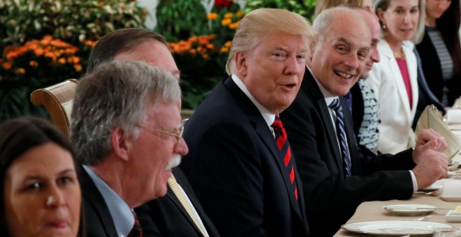 Donald Trump y su equipo durante un almuerzo de trabajo con el primer ministro de Singapur. /REUTERS