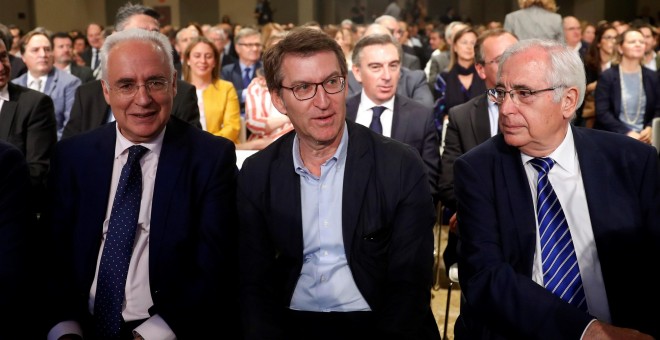 El presidente de la Xunta de Galicia y del PPdeG, Alberto Núñez Feijóo acompañado por Juan José Imbroda y José Ignacio Ceniceros, durante la reunión de la Junta Directiva Nacional del PP. EFE/Chema Moya