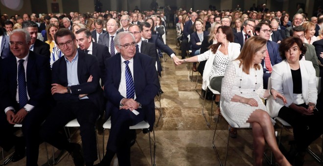 Alberto Núñez Feijóo (2i), junto al Juan José Imbroda (3i) y José Ignacio Ceniceros (i), y la presidenta del Congreso, Ana Pastor (2d) y la exvicepresidenta del Gobierno, Soraya Sáenz de Santamaría (d) durante la reunión de la Junta Directiva Nacional del