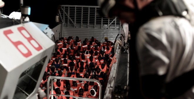 Cientos de personas rescatadas por la tripulación de Aquarius, un barco de búsqueda y rescate en sociedad entre SOS Mediterranée y Médicos Sin Fronteras, durante este fin de semana.- REUTERS/ Karpov