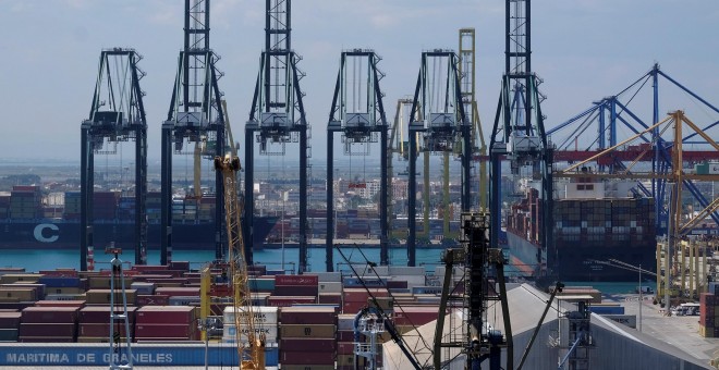 Grúas y contenedores en la terminal de carga del Puerto de Valencia. REUTERS/Heino Kalis