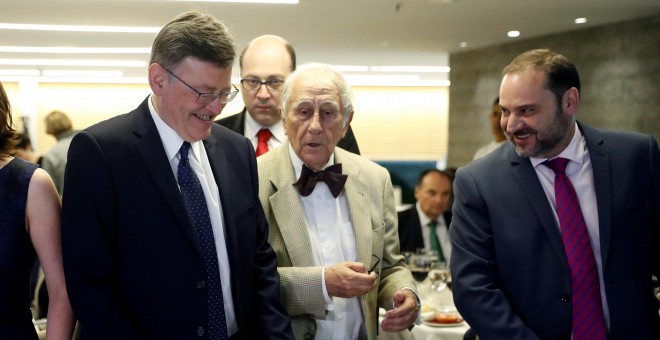 El presidente de la Generalitat Valenciana, Ximo Puig, acompañado del ministro de Fomento José Luis Ábalos, y el presidente del Club Siglo XXi, Inocencio Arias, durante el almuerzo-coloquio. EFE/Chema Moya