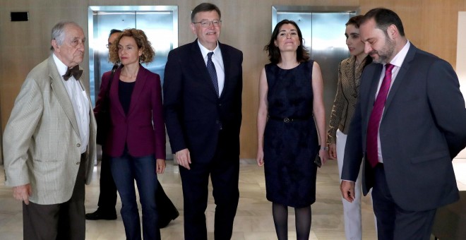 El presidente de la Generalitat Valenciana, Ximo Puig, acompañado de la ministra de Sanidad Carmen Montón, la de Administraciones Territoriales Maritxell Batet, el de Fomento José Luis Ábalos, y el presidente del Club Siglo XXi, antes del almuerzo-informa